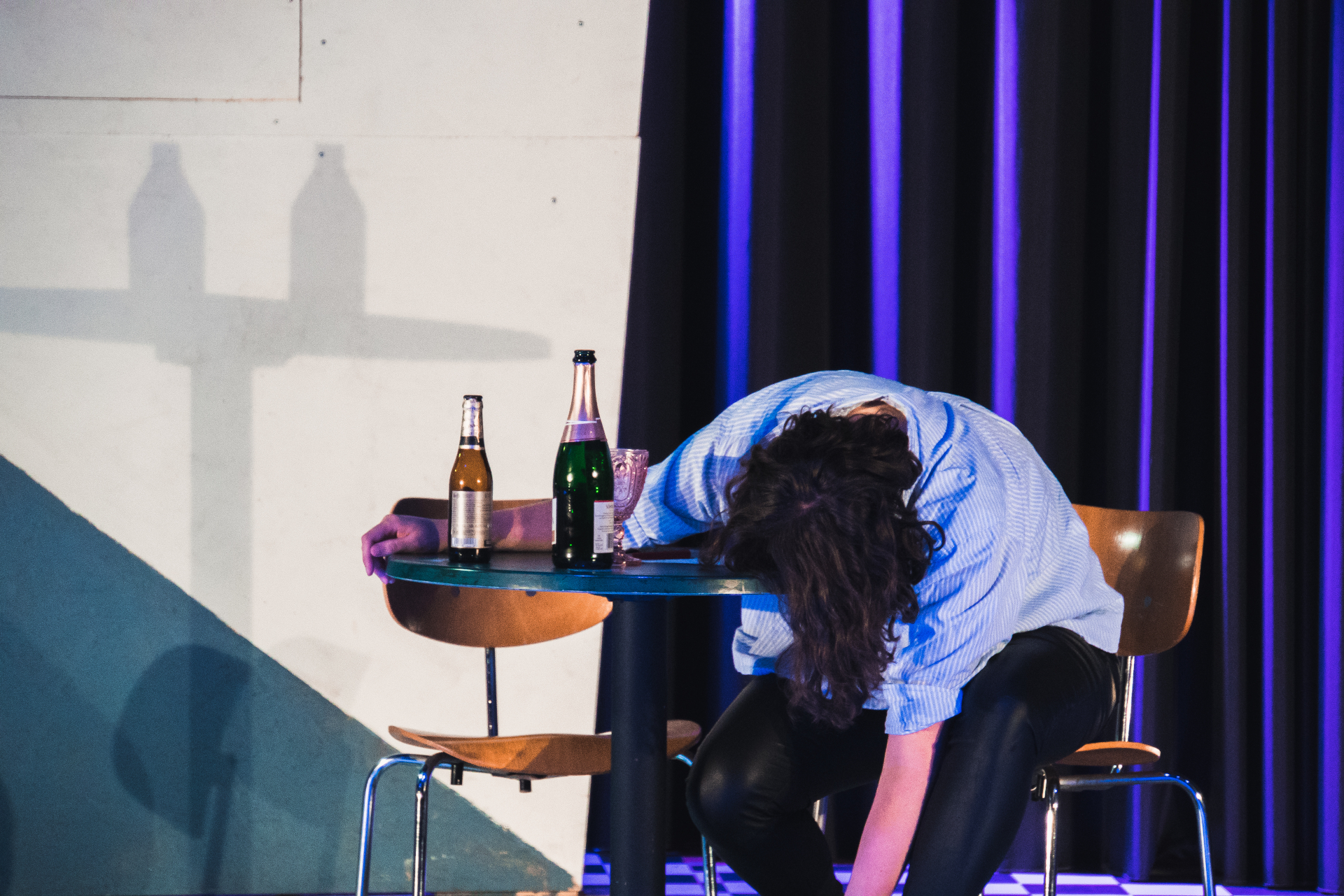 Theater Revue Probe - Betrunkene sitzt am Tisch im Stück "Völkerverständigung"