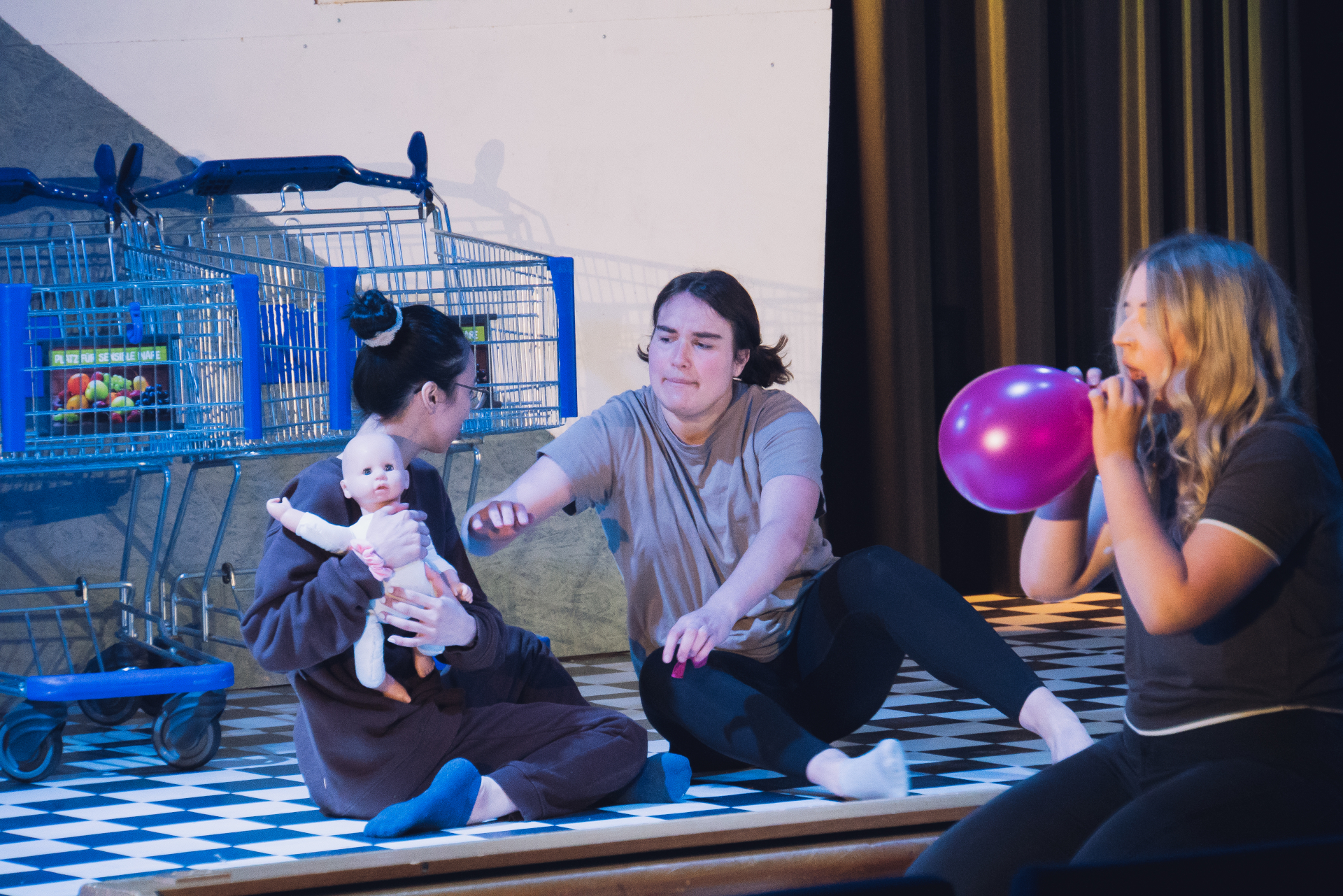 Theater Revue Probe - Kampf um eine Puppe im Stück "Drei Babies"