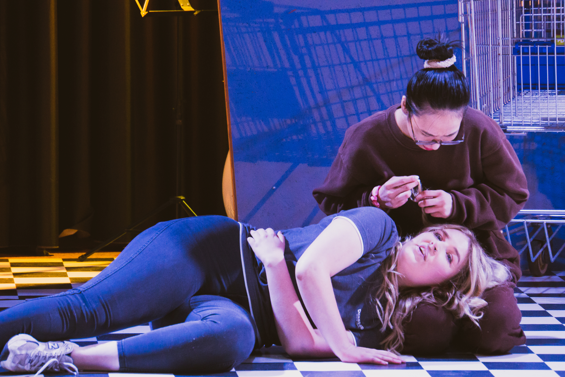 Theater Revue Probe - Zwei Schauspielerinnen auf der Bühne im Stück "Drei Babies"