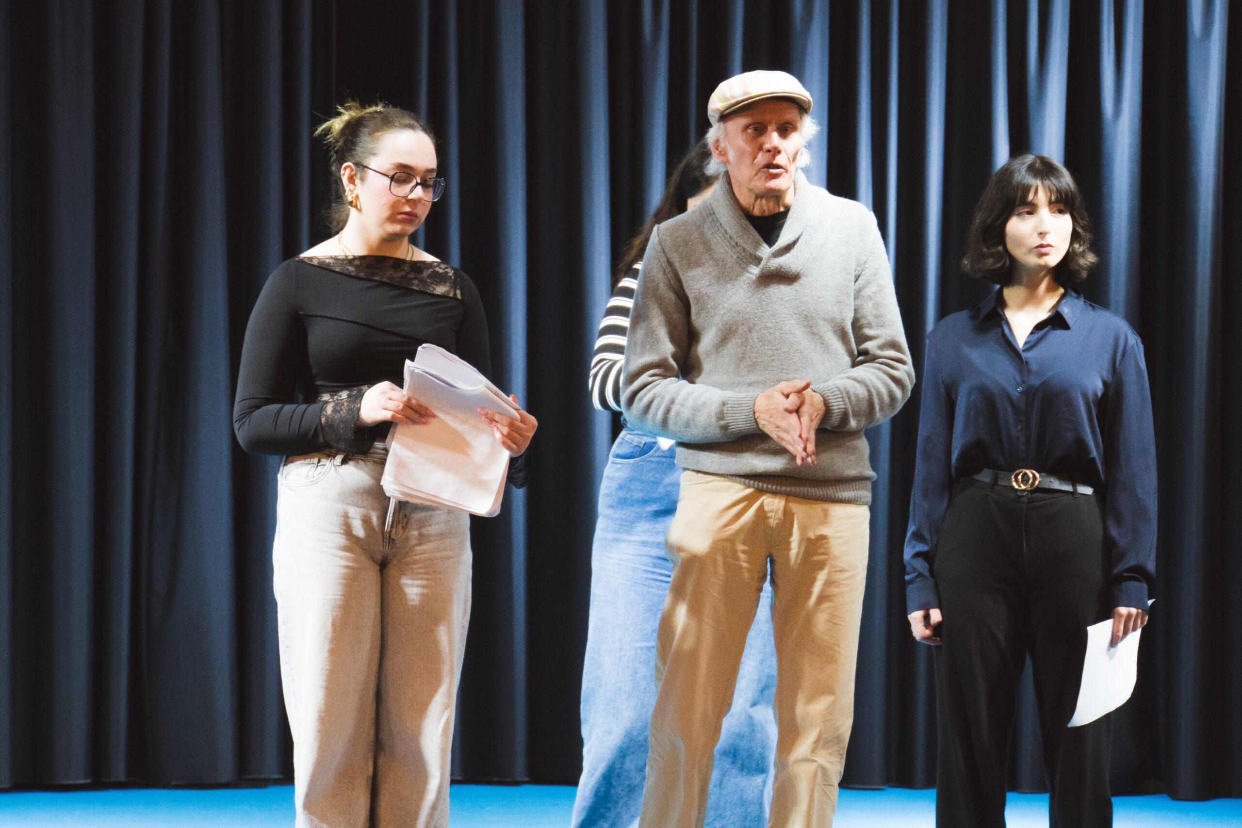 Das brennende Dorf - Probeneindrücke - Franz Eggstein gemeinsam mit Schauspielerinnen auf der Bühne