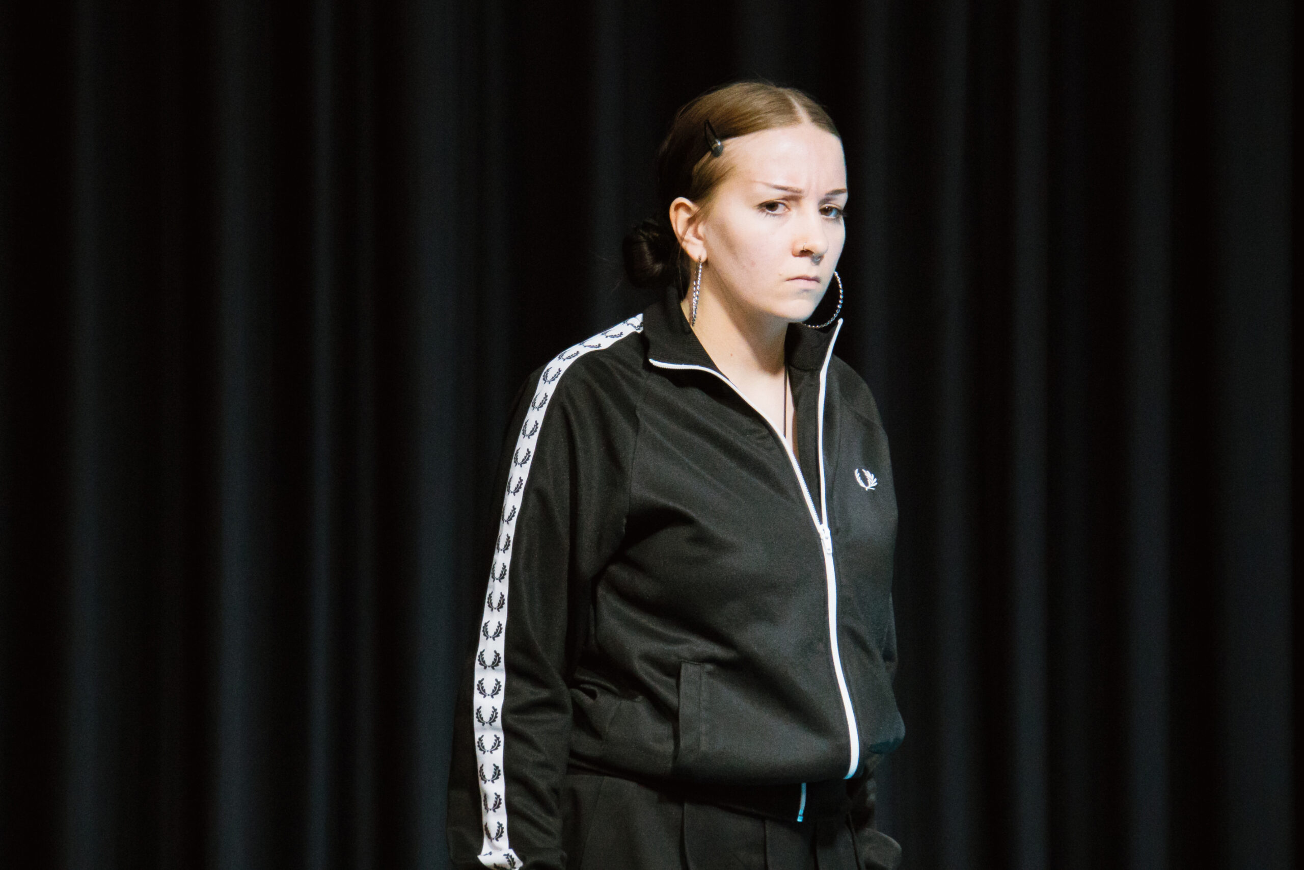 Das brennende Dorf - Probeneindrücke - Schauspielerin auf der Bühne mit nachdenklichem Blick